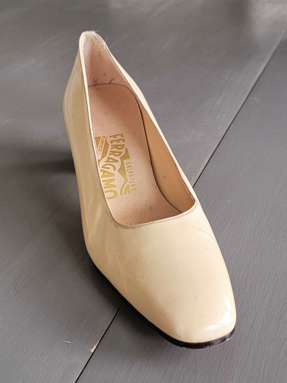 Salvatore Ferragamo Vintage Beige Leather Kitten Heels Saks Fifth Avenue 8 AAAAA